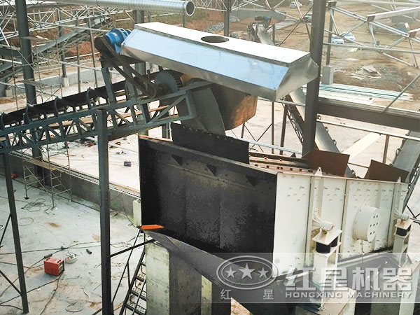 湖南某豆石破碎加工現(xiàn)場：帶振動篩、輸送帶