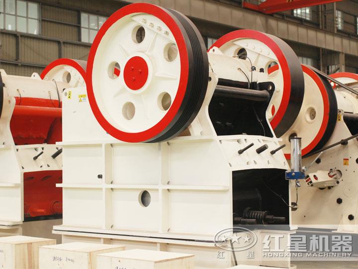 大型液壓鄂式破碎機，過載保護避免設(shè)備損壞