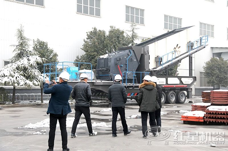 車載流動碎石機(jī)廠家價格實惠，客戶現(xiàn)場參觀