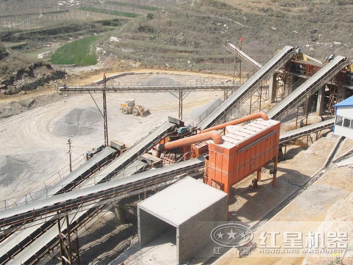 河南桐柏青石制砂現(xiàn)場產量250t/h，出料均勻