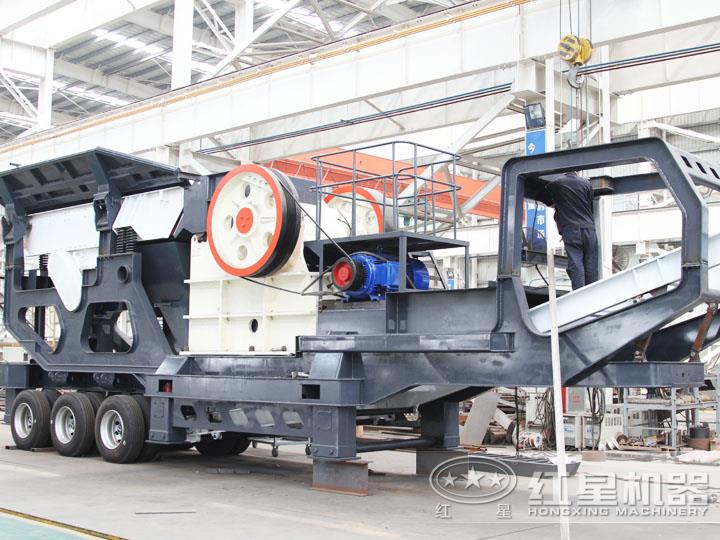 小型移動(dòng)顎式破碎車集給料、破碎、傳輸為一體