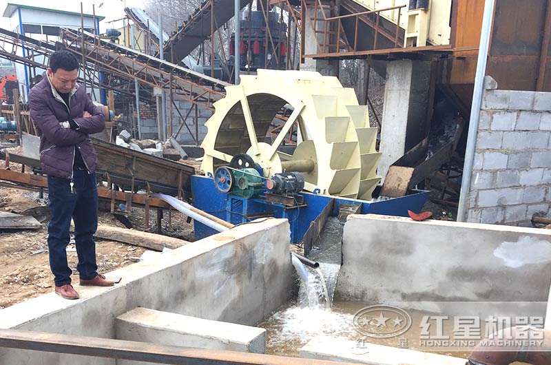 洗砂現(xiàn)場，建設(shè)沉淀池